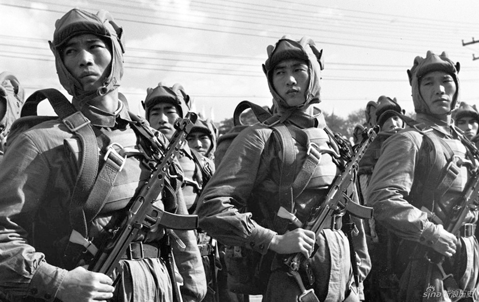 图为1953年10月1日,中国人民解放军伞兵部队参加阅兵式.