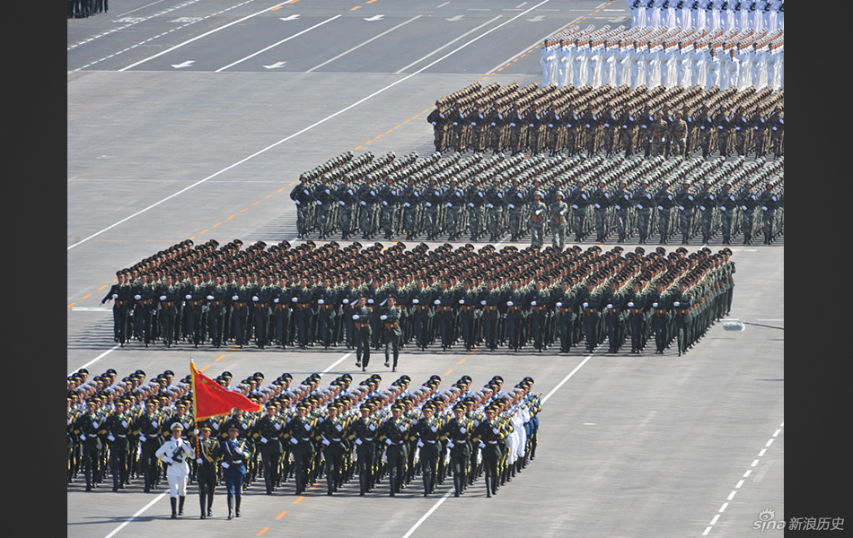 2009年10月1日,国庆60周年大阅兵,图为三军仪仗队护卫着中国人民解放