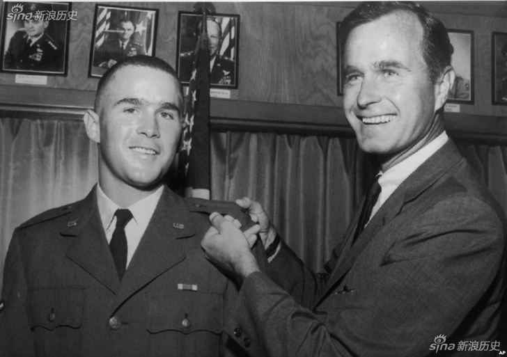 老布什的儿子小布什,任美国总统已经将近8年,他年轻时憨憨的笑容,恐怕