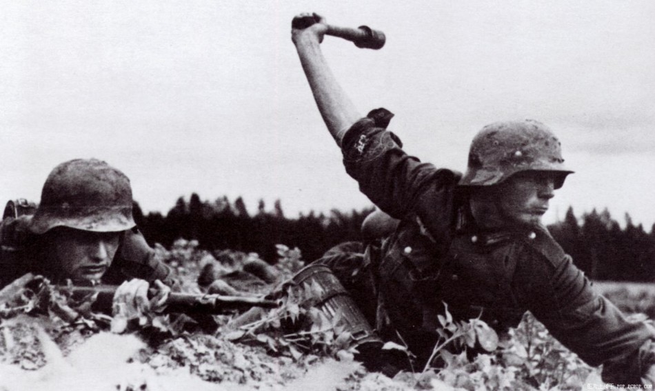 这是一张德国战时非常有名的照片,尤其是右边的投弹手,曾被登载于德国