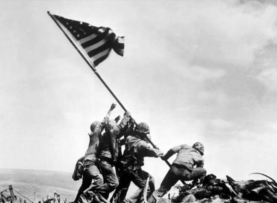 1945年2月23日中午12时15分硫磺岛战役上竖起的美国旗帜.