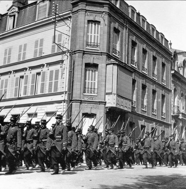 法军在参战时还大量装备着1870年普法战争时的军装——暗蓝色的大衣和