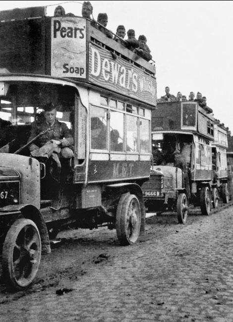 人们经常可以看到各国用一些非常规的,危险的交通工具把部队运送到