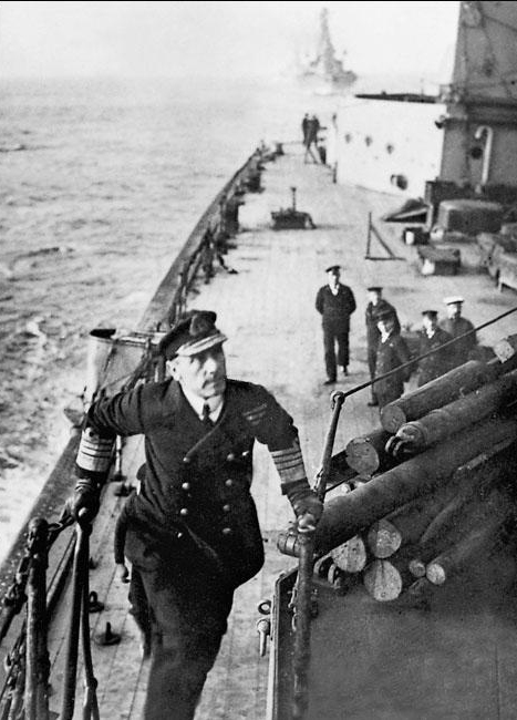 杰利科在海战中谨慎地指挥英国舰队与德军交战,维护了英国的海上优势.