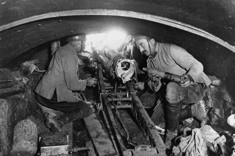 在敌人进攻时,小口径火炮在向敌方前沿阵地进行火力压制中起到必不可