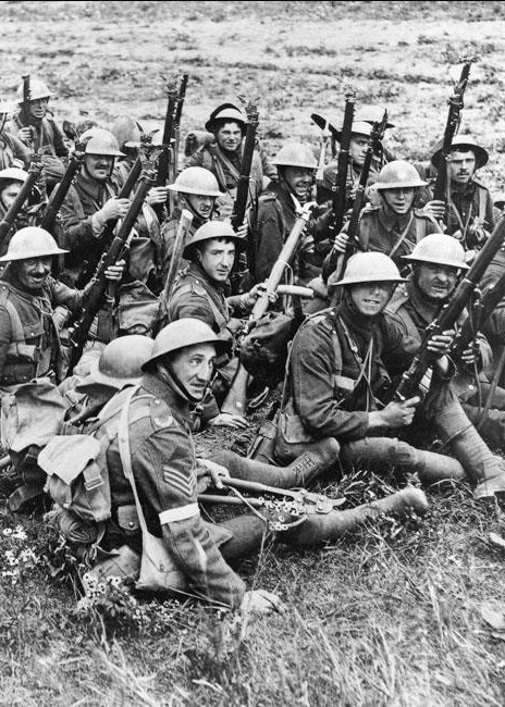 图为沃切斯特郡步兵团第四营装备精良的士兵们正在前往索姆河前线的路