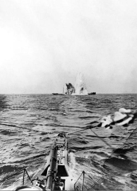 图为1916年在麦蒂特兰尼恩,一艘u型潜艇用鱼雷击中了一条商船.