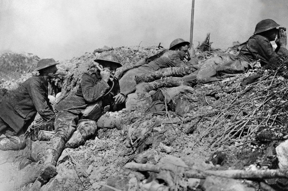 1917年4月,一队前线侦察兵在阿腊斯周边的战斗中对炮击效果进行观察和