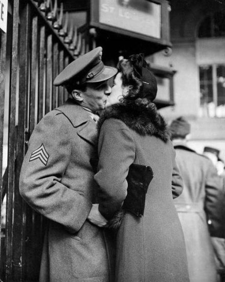1944年,一位军人正在纽约宾夕法尼亚车站与他的爱人吻别.