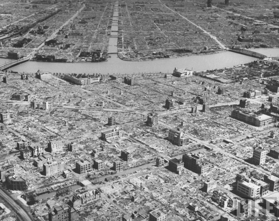 战后遍地弹坑的日本