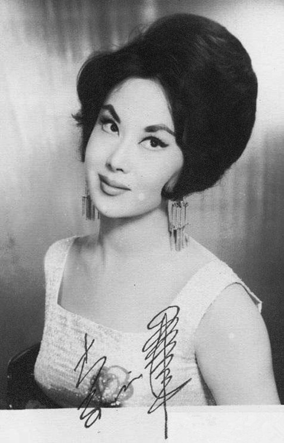 11.09 13:39:42 4 / 14 李丽华,原籍河北,1924年出生于上海.