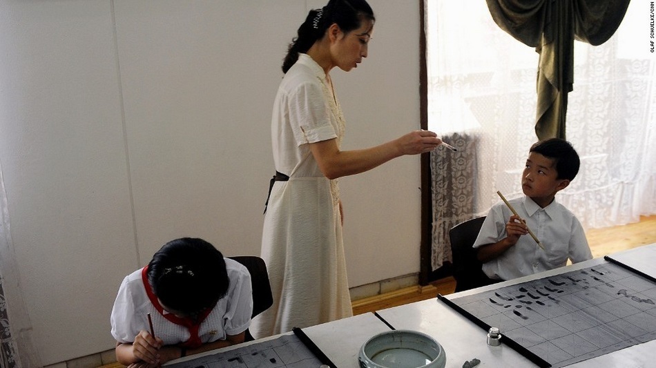 平壤西餐厅里的女服务员:揭朝鲜神秘面纱