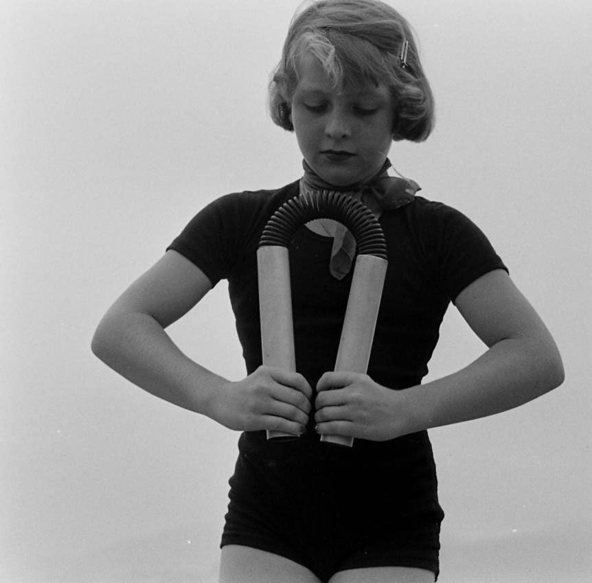 让男人自愧不如:美国12岁女大力士旧照_高清图集_新浪网