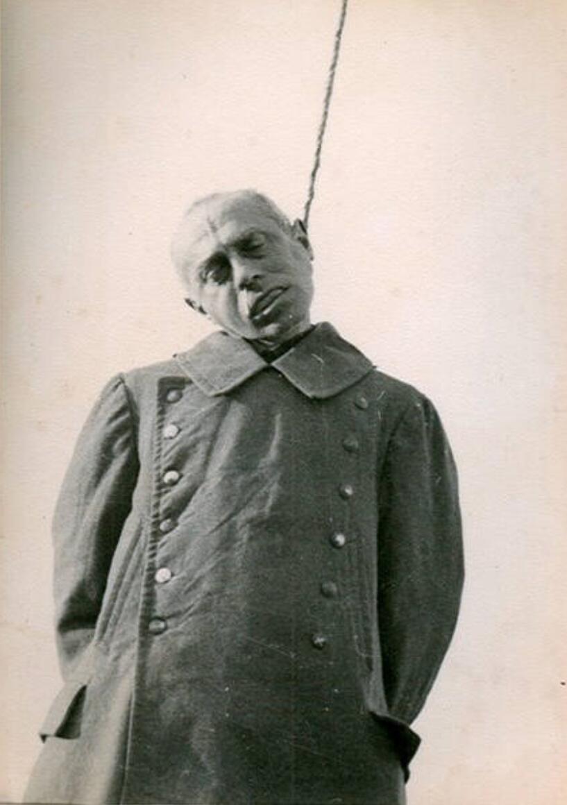 一名被绞死的德国军人特写.