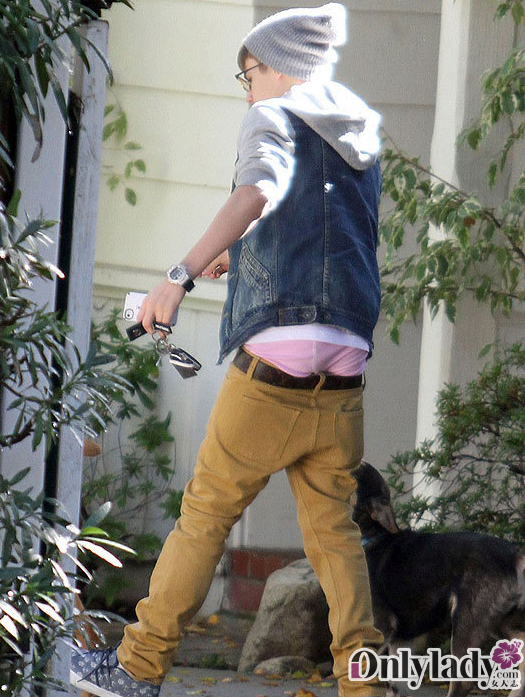 比伯穿低腰裤遛狗弯腰露粉色内裤