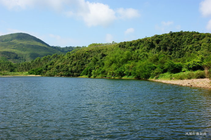 东兴北仑河鸳鸯潭青山绿树水波滟滟