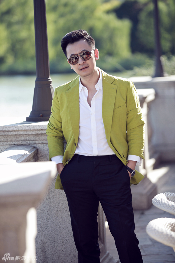 黄海波初冬街拍亮色西装暖意洋洋