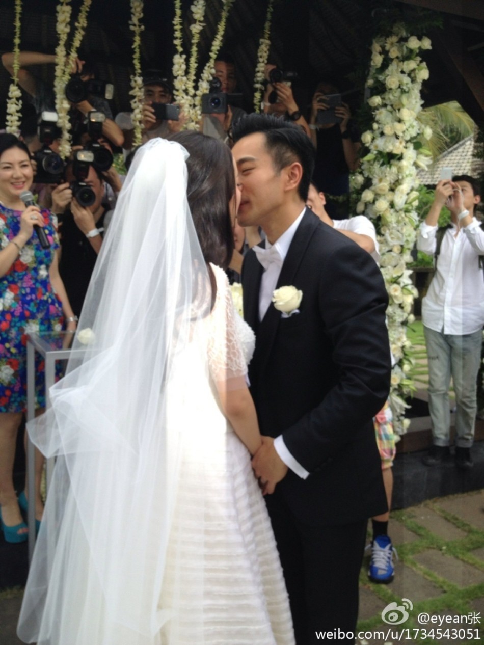 直击杨幂婚礼激动落泪 刘恺威亲吻新娘