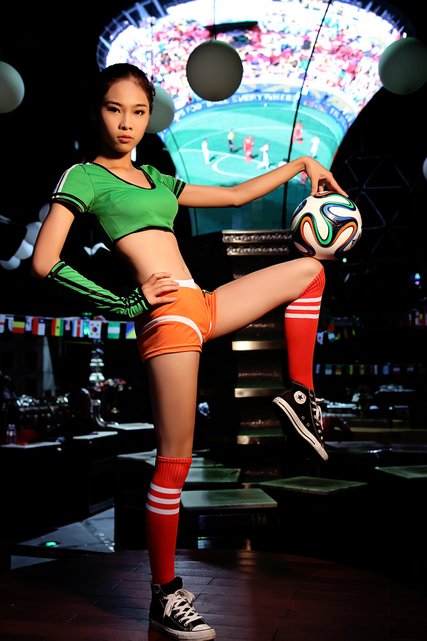 32强足球宝贝酒吧写真 妩媚性感助阵世界杯
