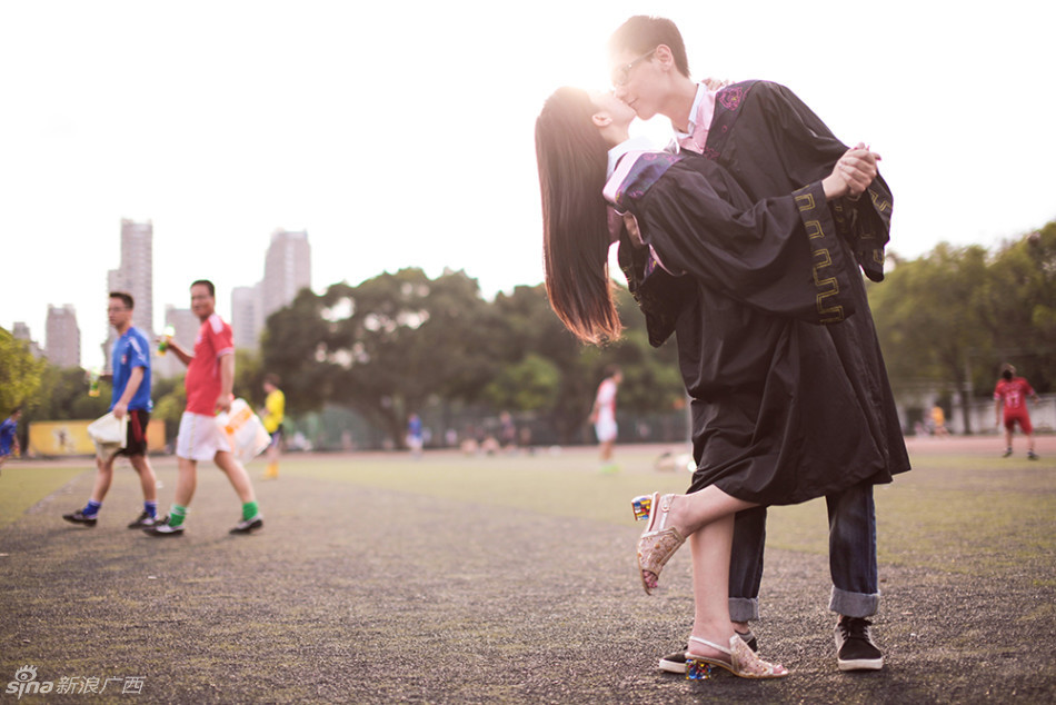 广西大学情侣毕业照走红网络网友赞小清新