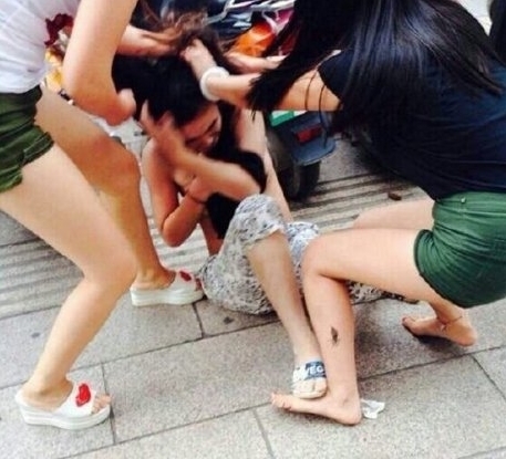 男友脱内衣_已有男友背景图