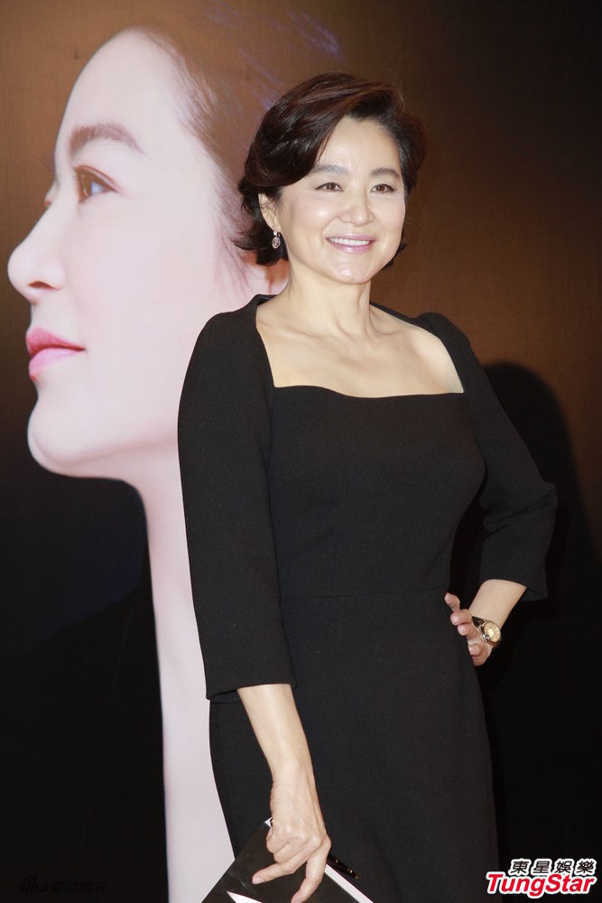 60岁林青霞低胸露乳沟 女神身材依旧傲人