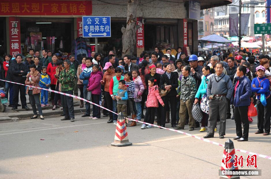 图为当地民众在事发现场附近围观. 洪坚鹏 摄