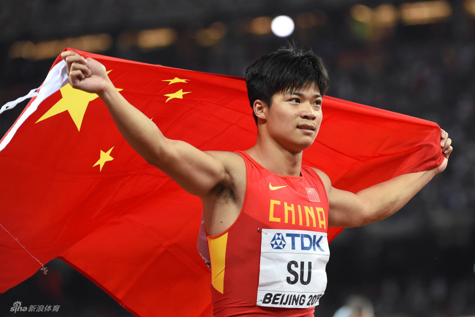 1/ 13随着北京田径世锦赛的深入,越来越多的运动员有机会身披国旗绕场