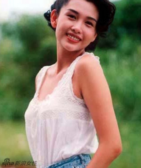 很多男人心中的女神邱淑贞曝光一组昔日青涩照,真正"锥子脸"性感迷人.