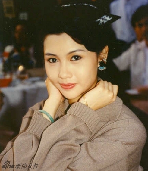 很多男人心中的女神邱淑贞曝光一组昔日青涩照,真正"锥子脸"性感迷人.