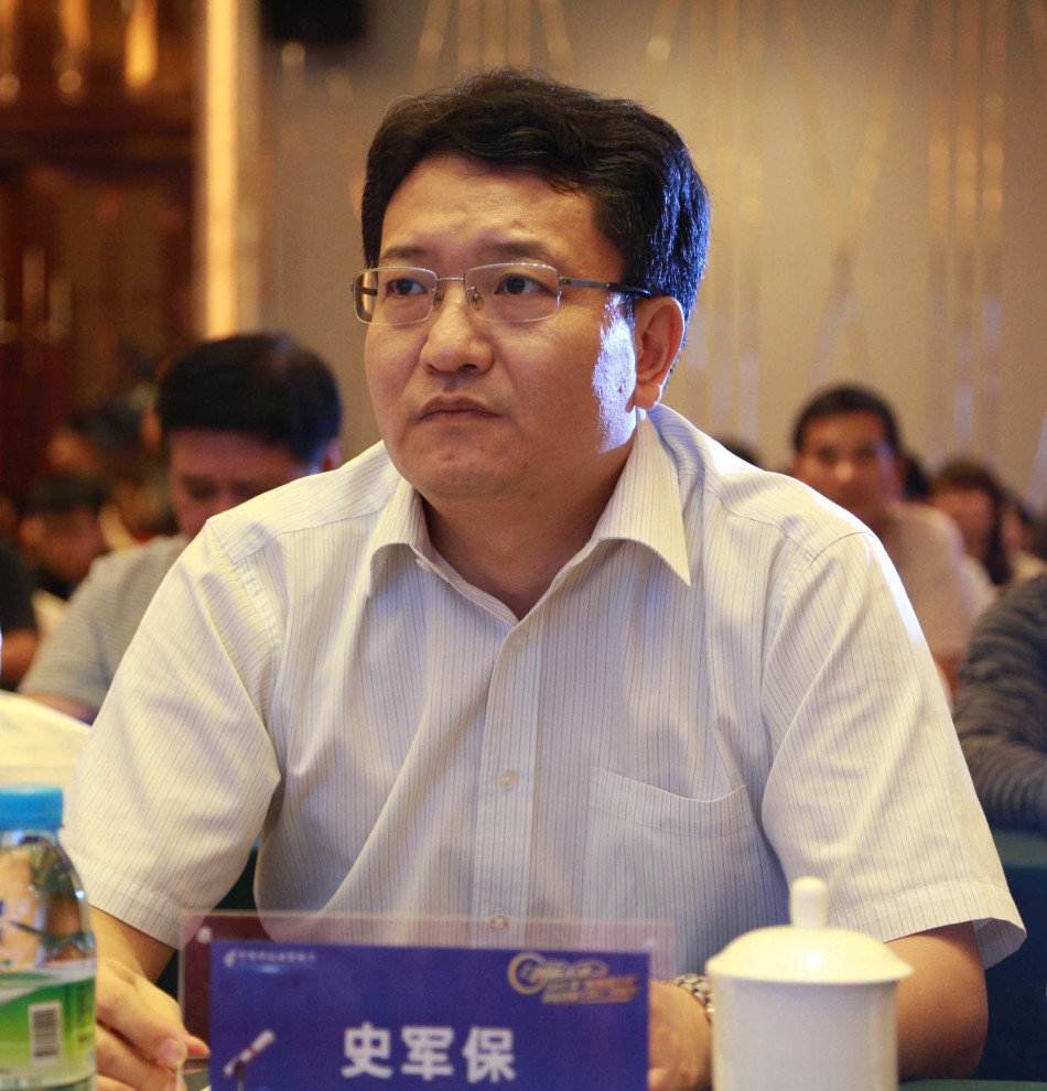 区工信委党组副书记,正厅长级副主任曹坤华,自治区林业厅副厅长韦纯良