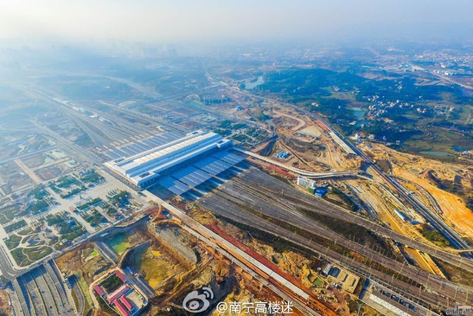 航拍:南宁东站周边路网建设