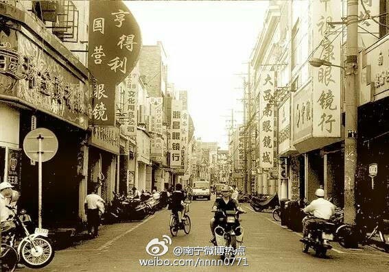 来看一个80年代老南宁的视频,有邕江桥,大王滩,人民公园,还有广西民族