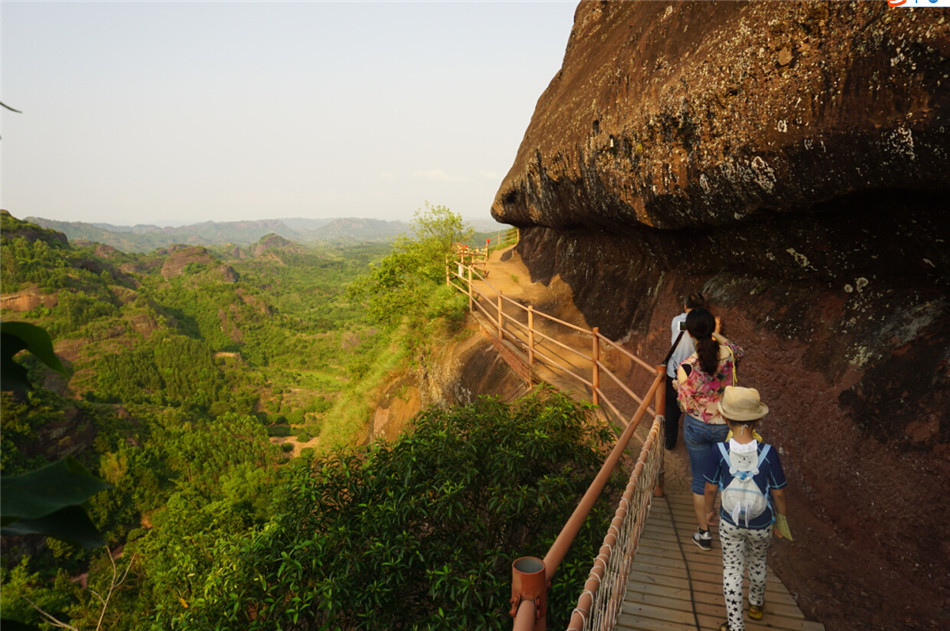 广西烟霞山尽显丹霞生态景观之美