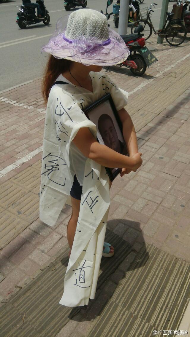 南宁一女子在酒店门口披麻戴孝_高清图集_新浪网