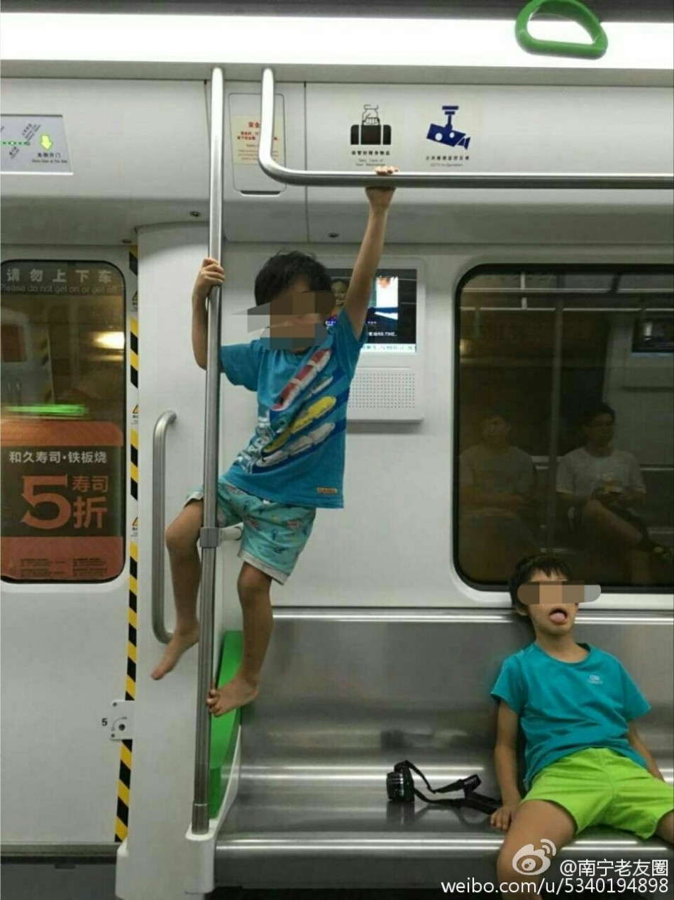 南宁地铁现不文明现象:小孩攀爬手扶杆