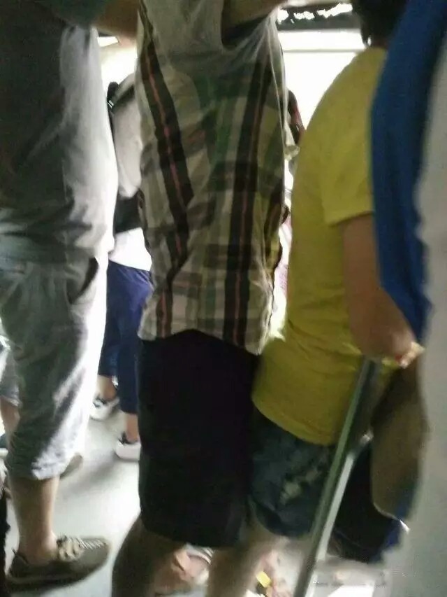 桂林公交上现猥琐男下体狂顶女生臀部