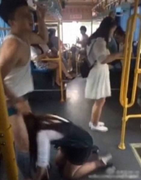 尴尬!女子乘公车摔倒 扯下男乘客裤子