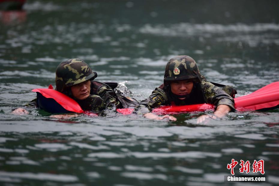 广西武警特战队员挑战水上极限体能