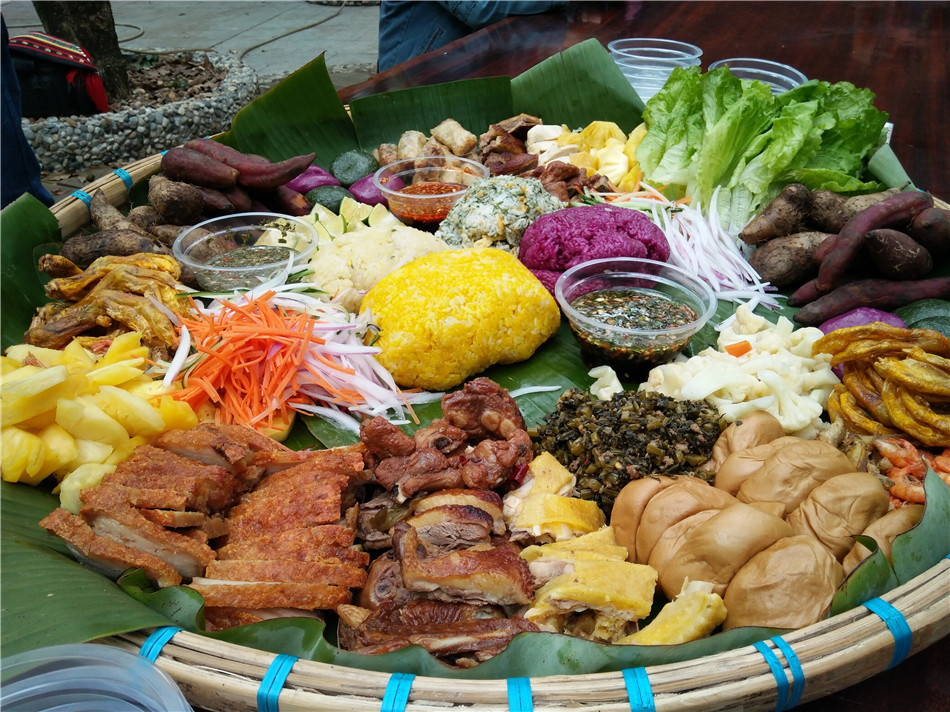 图为土色土味的壮族簸箕宴,欢迎广大游客在"壮族三月三"期间来崇左