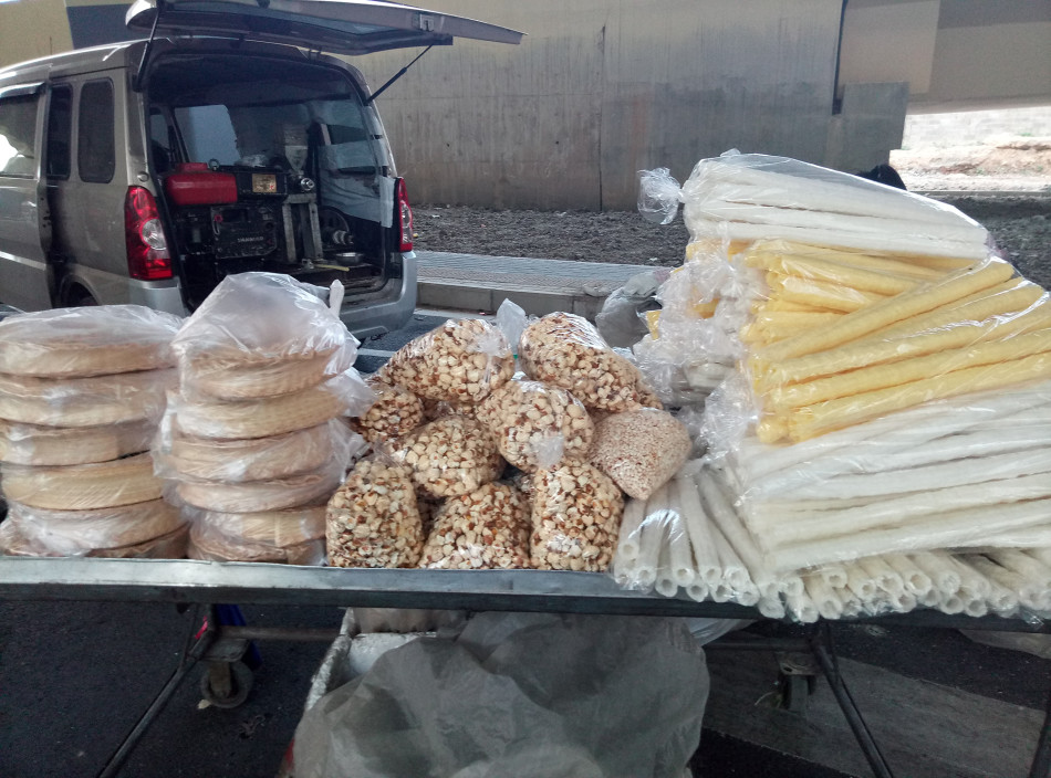 儿时爆米花机重现南宁街头 回味诱人香气