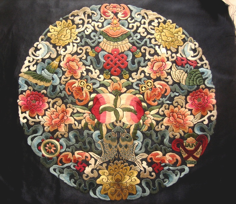 佛教吉祥八宝艺术品中国宫廷刺绣画 (来源:到清凉文化艺术工作室)