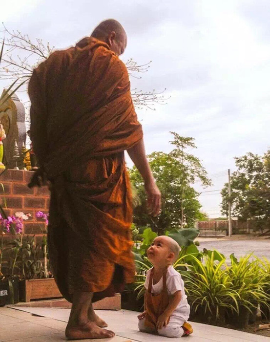 看着镜头下可爱的nongkorn,你是不是也被萌化了!