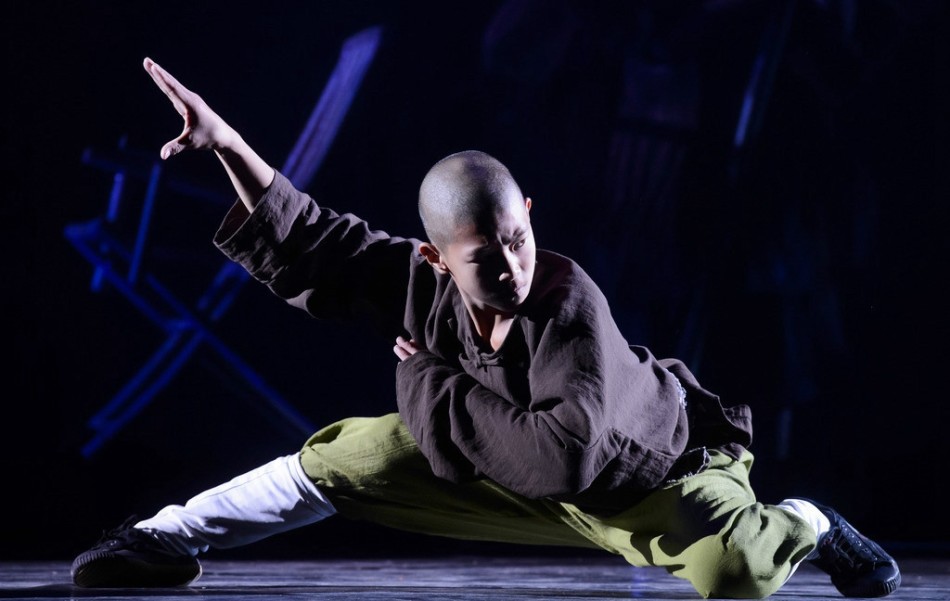 少林武僧艺惊伦敦铁布衫二指禅引爆孔雀剧院