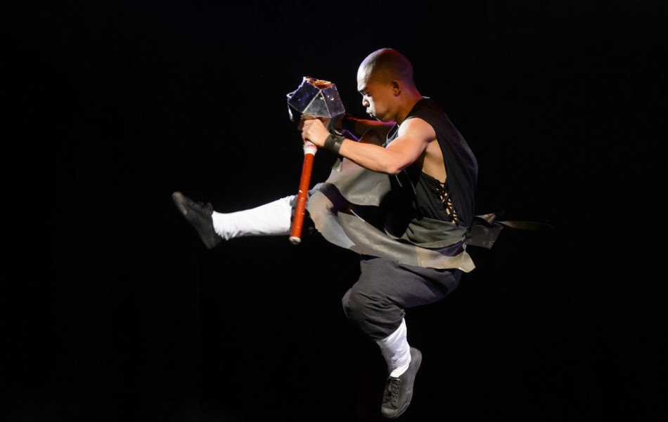 少林武僧艺惊伦敦铁布衫二指禅引爆孔雀剧院