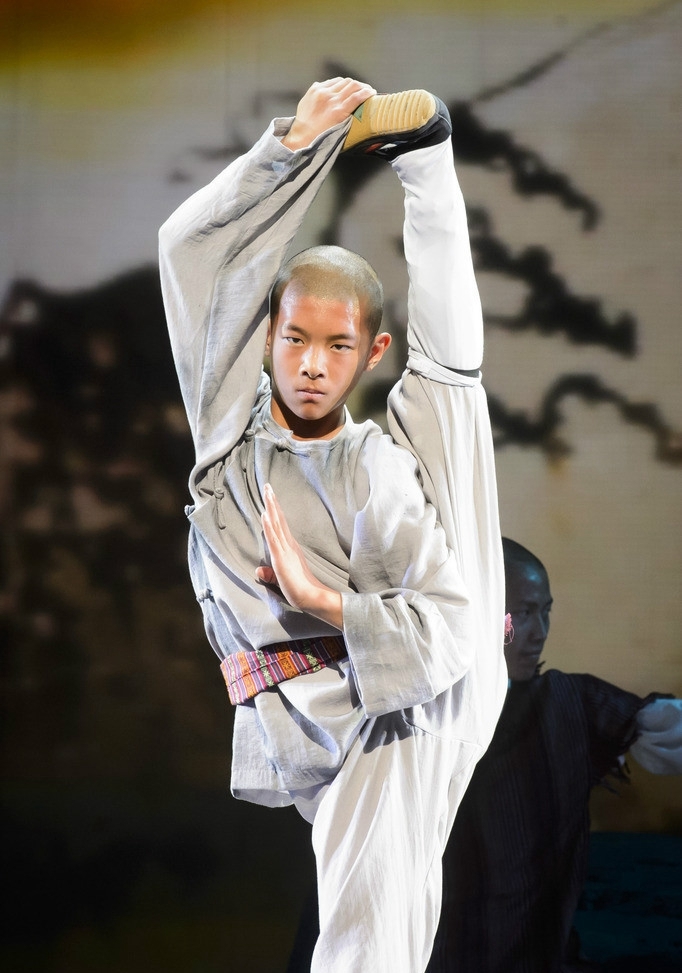 少林武僧艺惊伦敦铁布衫二指禅引爆孔雀剧院