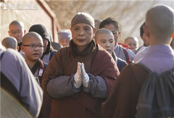 五台山普寿寺尼众法师戊戌年第一天朝拜黛螺顶