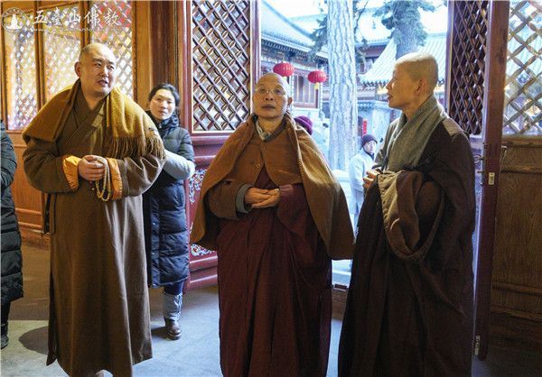 五台山普寿寺尼众法师戊戌年第一天朝拜黛螺顶