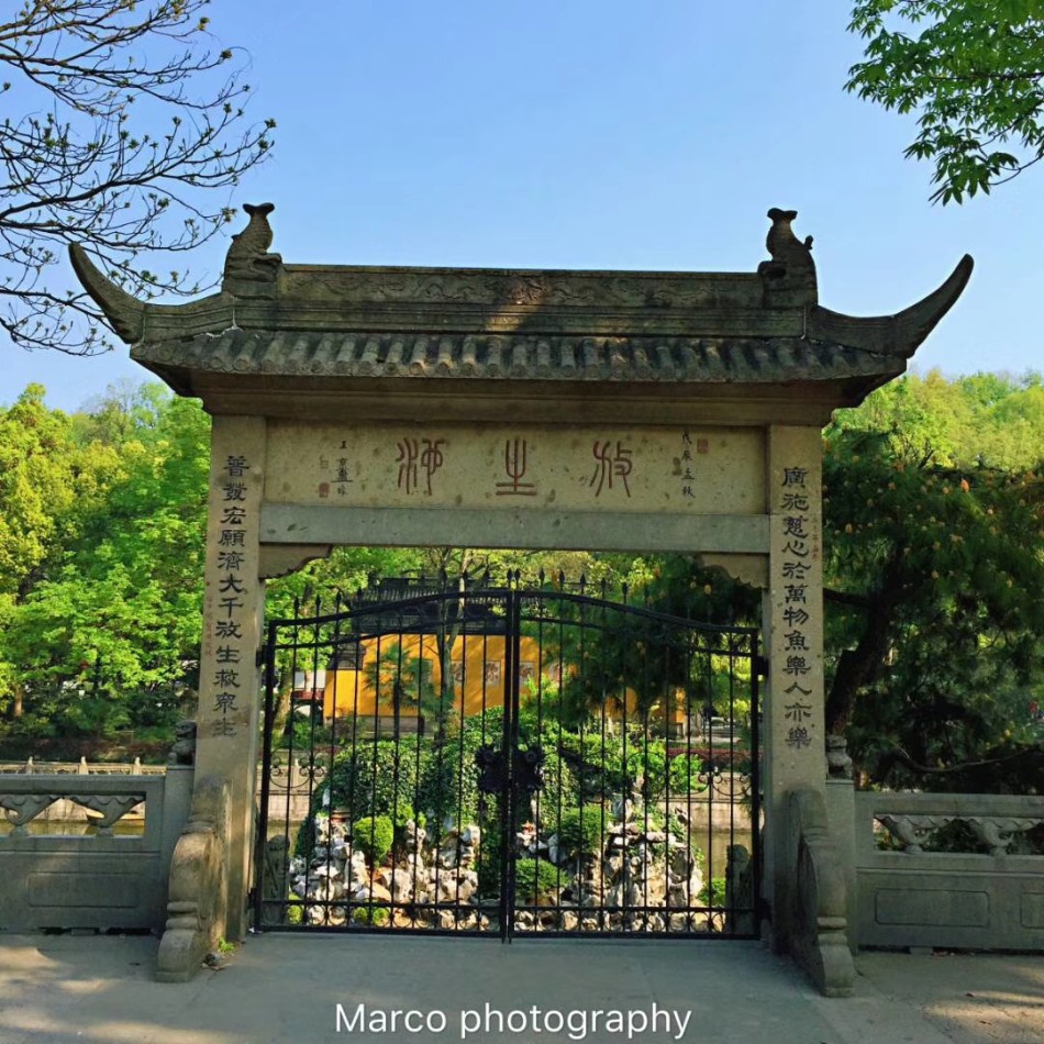 1 / 18 净寺位于西湖西侧,始建于五代吴越国时期