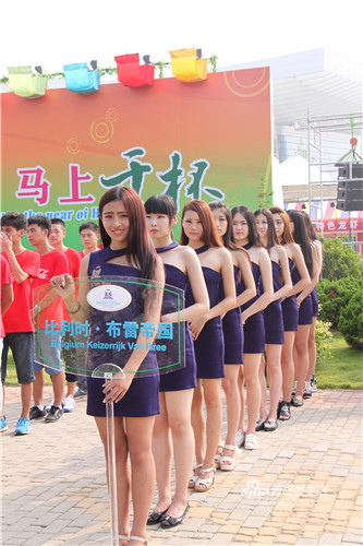 啤酒节上众生相 大嫚儿窈窕大妈霸气